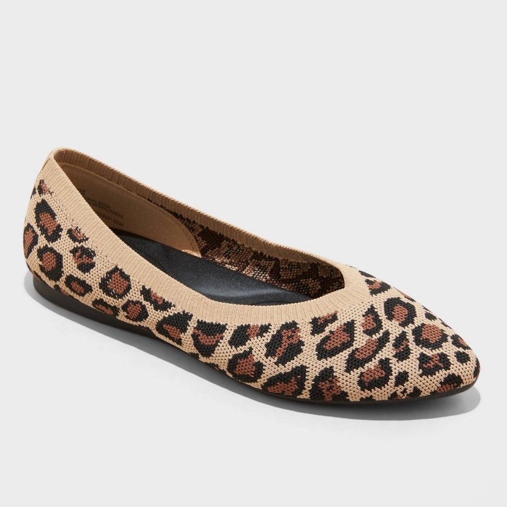 NWT! Women’s Pull On Ballet Flats.  Light Brown. 6